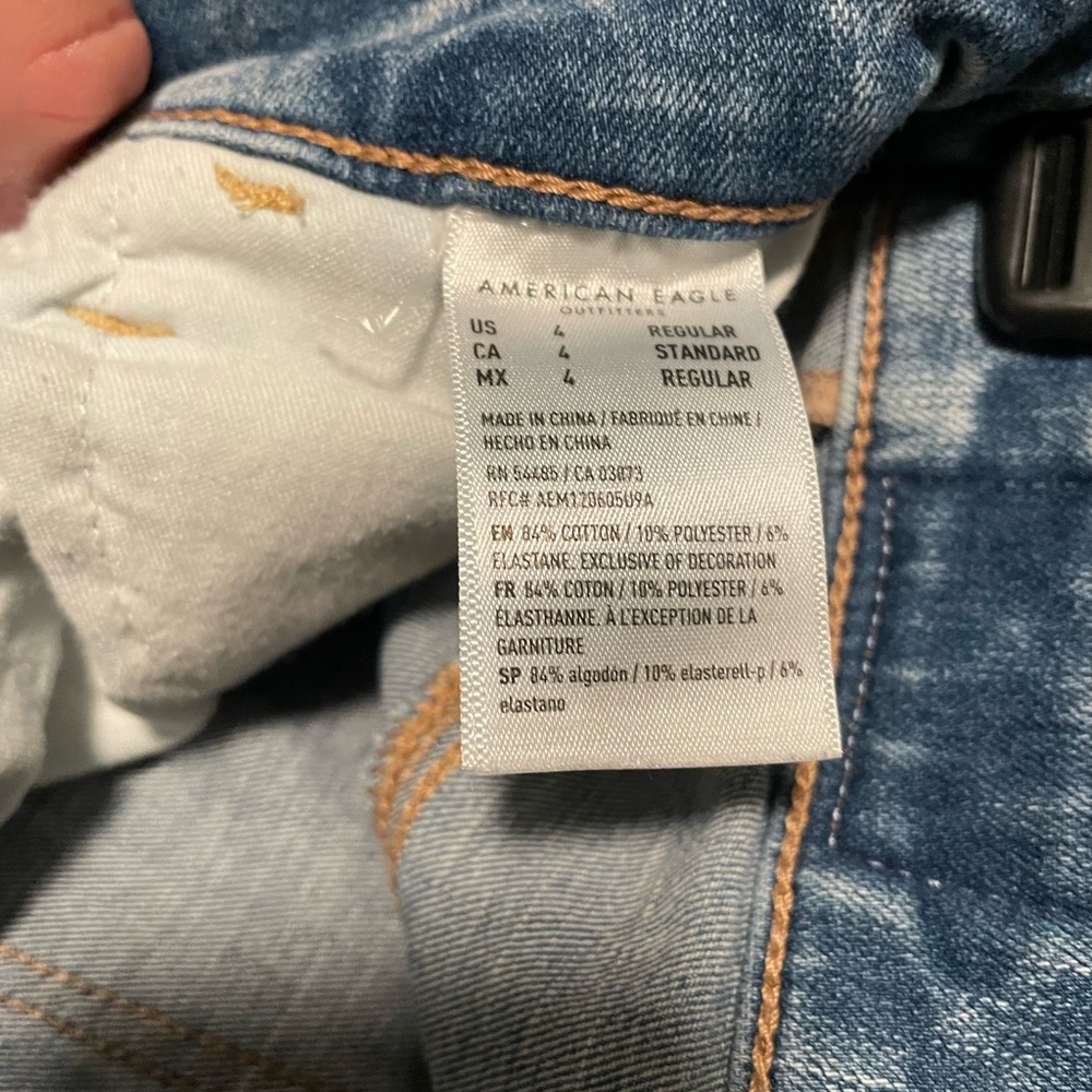 Women’s ripped AE jeans size 4